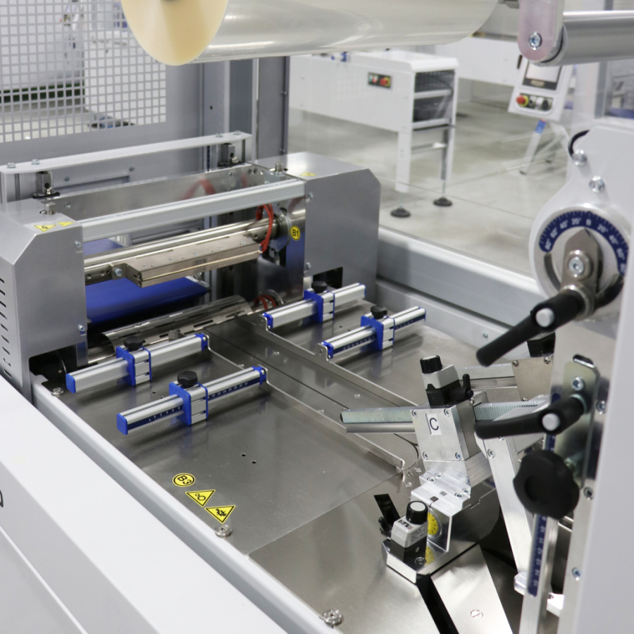 Упаковочная машина Smipack FW750S-LR SERVO